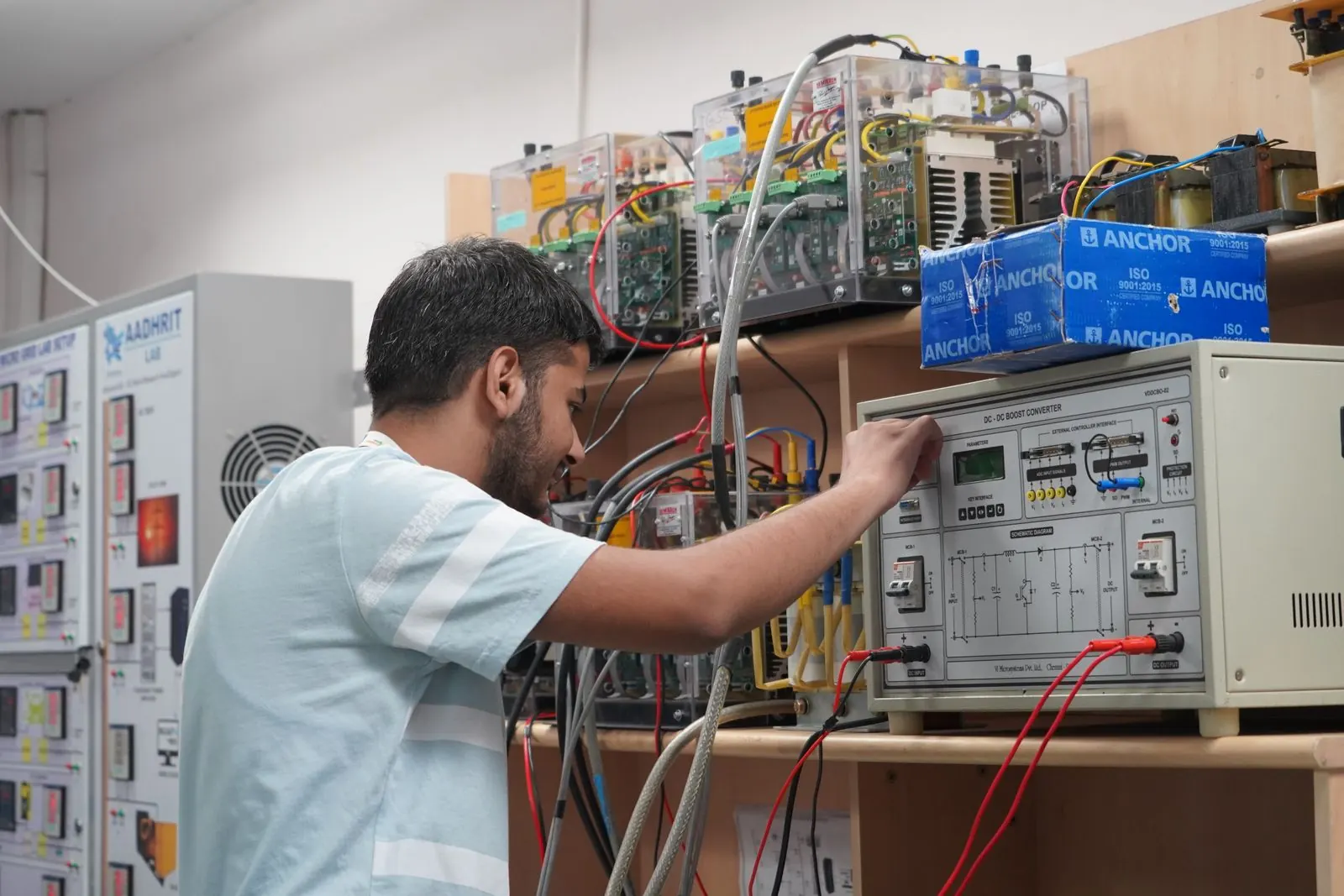 Joven profesional trabajando con equipo electrónico en un laboratorio