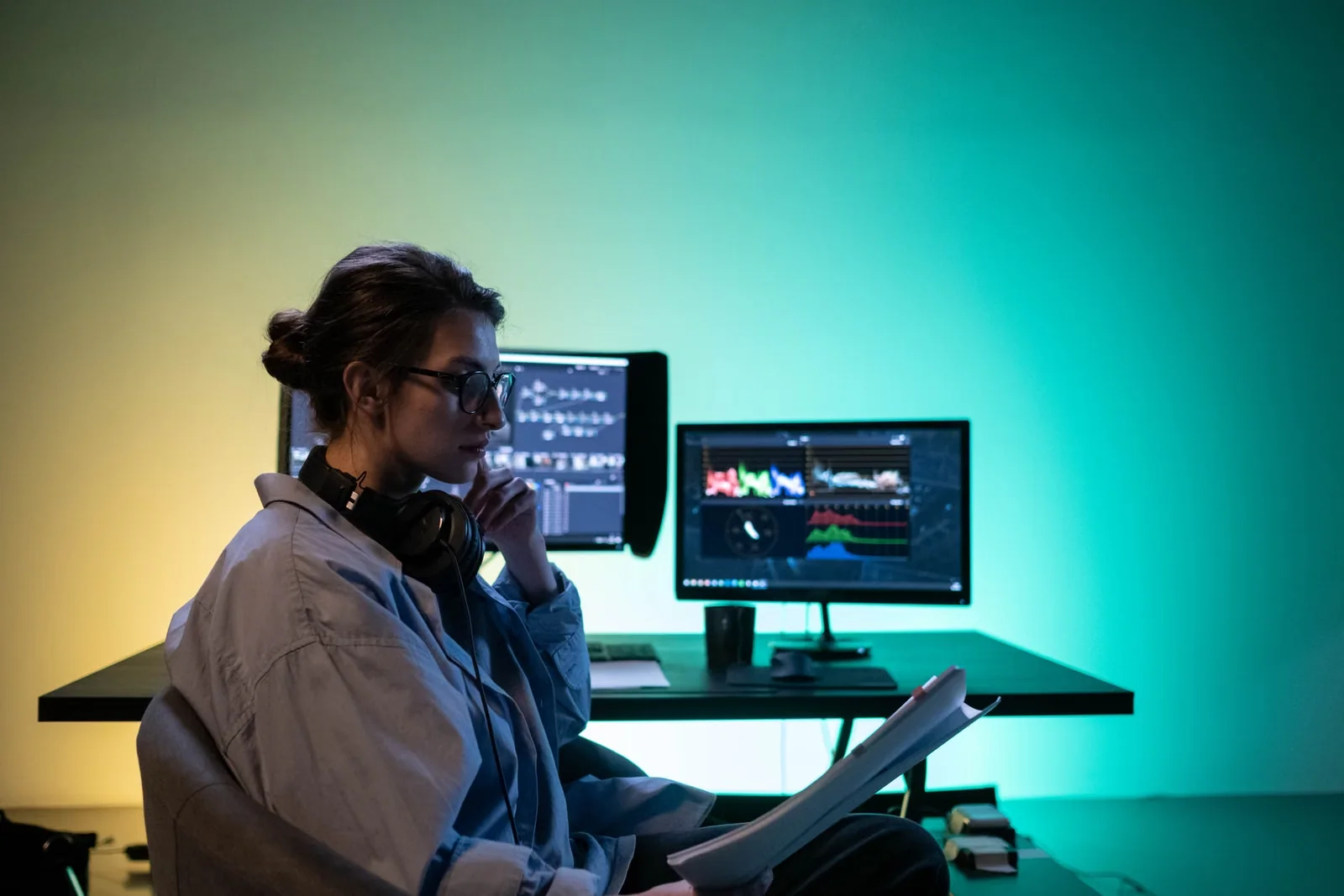 Profesional editando contenido audiovisual en una estación de trabajo