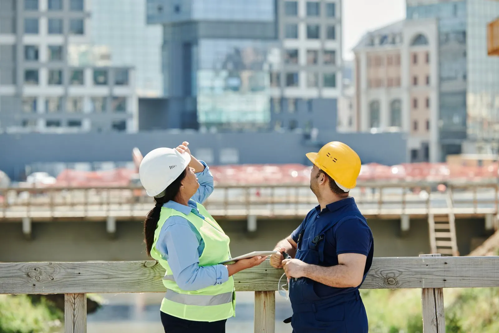Dos profesionales de ingeniería civil supervisando una obra urbana
